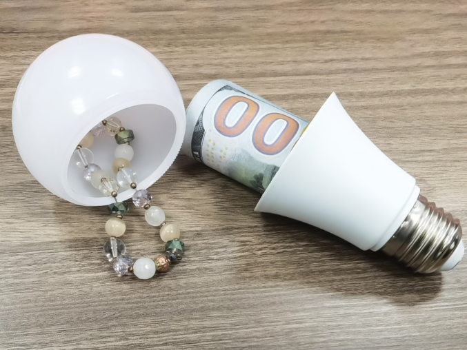 "LumiSafe" – L'Ampoule Cachée pour Vos Objets Précieux